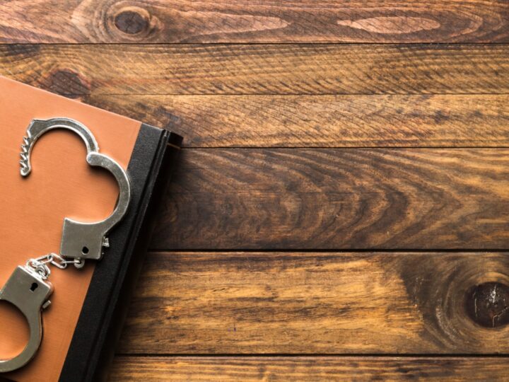 Odpowiedzialność i skutki zaniedbania obowiązków rodzicielskich: 33-latka zostawiła 3-letnią córkę samą w domu