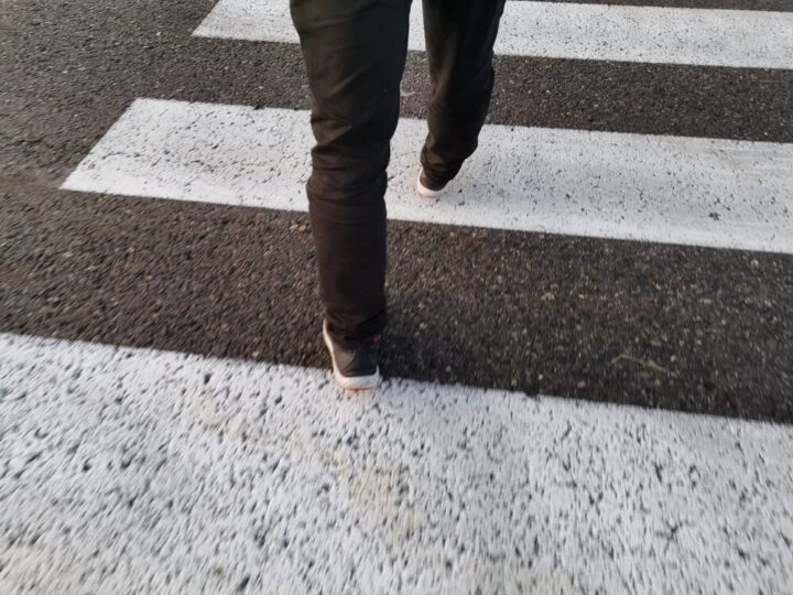 Zimowe odśnieżanie: klucz do bezpieczeństwa na chodnikach i dachach