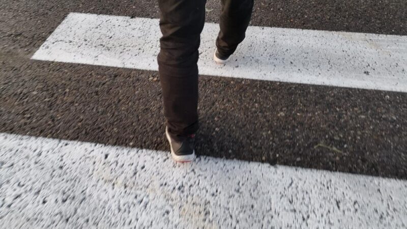 Zimowe odśnieżanie: klucz do bezpieczeństwa na chodnikach i dachach