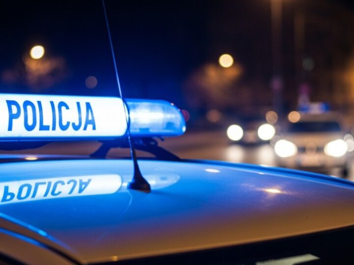 Poszukiwany zatrzymany za jazdę z telefonem w ręku